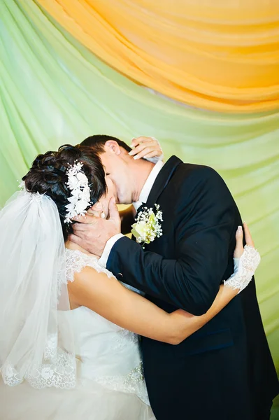 Encantadores novios en la celebración de su boda en un lujoso restaurante . — Foto de Stock