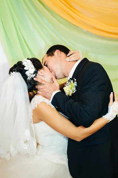 Charming bride and groom on their wedding celebration in a luxurious restaurant. — Stock Photo, Image