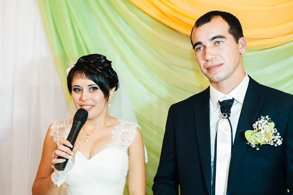 Mempesona pengantin pria dan wanita pada perayaan pernikahan mereka di restoran mewah . — Stok Foto