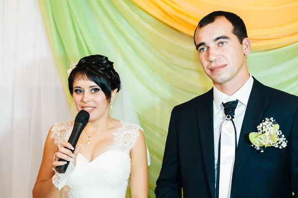 Encantadores novios en la celebración de su boda en un lujoso restaurante . — Foto de Stock