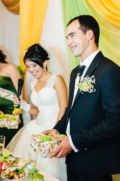 Charming bride and groom on their wedding celebration in a luxurious restaurant. — Stock Photo, Image