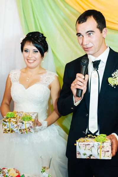 Encantadores novios en la celebración de su boda en un lujoso restaurante . — Foto de Stock