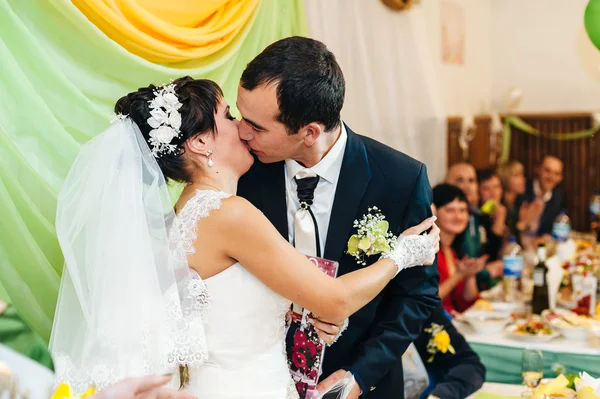 Mariés de charme lors de leur célébration de mariage dans un restaurant luxueux . — Photo