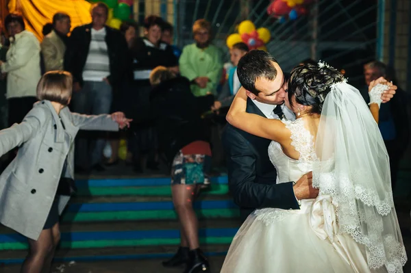 야외에서의 결혼식 춤. 춤꾼 들은 날기를 좋아한다. — 스톡 사진