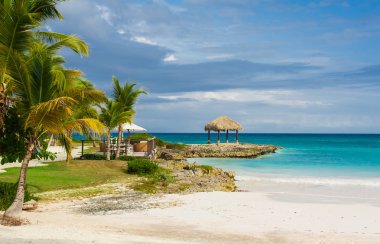 Tropikal Cennet 'teki Palm ve Tropikal plajlar. Dominik Cumhuriyeti, Seyşeller, Karayipler, Filipinler, Bahamalar 'da yaz tatili. Cennet kumsalında dinleniyorlar. Atlantik Okyanusunda Lüks Tatil Köyü.