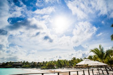Açık Restoran sahilde. Café beach, deniz ve gökyüzü. Tablo ayarı tropikal plaj restoran. Dominik Cumhuriyeti, Seyşeller, Karayipler, Bahamalar. uzak Cennet plaj rahatlatıcı.