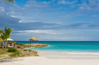Tropikal Cennet 'teki Palm ve Tropikal plajlar. Dominik Cumhuriyeti, Seyşeller, Karayipler, Filipinler, Bahamalar 'da yaz tatili. Cennet kumsalında dinleniyorlar. Atlantik Okyanusunda Lüks Tatil Köyü.