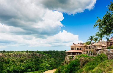 Dominik Cumhuriyeti tropikal nehir chavon. Meslek ve seyahat. antik köy altos de chavon - koloni şehri yeniden casa de campo, la romana, Dominik Cumhuriyeti.