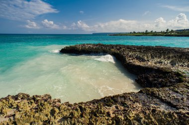 Vahşi Karayipler beach. Dominik Cumhuriyeti. Dominik Cumhuriyeti ülkesindeki tropikal kum plaj. Sakin resort. Tropik sahilde, Karayip Denizi palmiye ağaçları. günbatımı zamanı Beach Adası Seyşel Adaları'nda