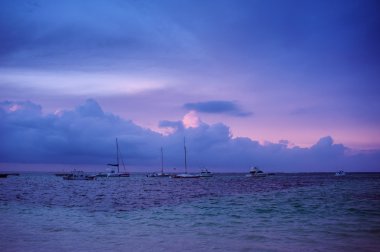 Deniz ve gökyüzü gün batımında. güzel manzara.