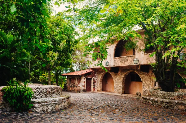在公园的道路。古村落 Altos 德沙-殖民城镇重建在多米尼加共和国。Casa de Campo，拉罗马纳，多米尼加共和国。美国黄松风格，热带海滨度假胜地 — 图库照片