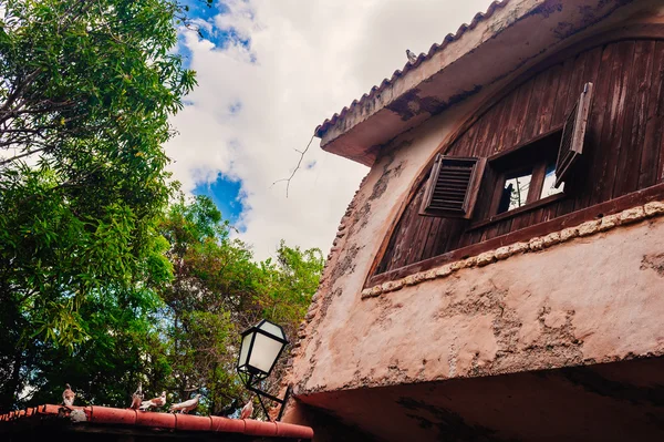 Road in park. Oude dorp Altos de Chavon - koloniale stad gereconstrueerd in Dominicaanse Republiek. Casa de Campo, La Romana, Dominicaanse Republiek. Ponderosa-stijl, tropische badplaats — Stockfoto
