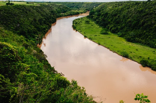 Tropická řeka chavon v Dominikánské republice. Casa de campo, la romana, Dominikánská republika. tropické přímořské letovisko — Stock fotografie