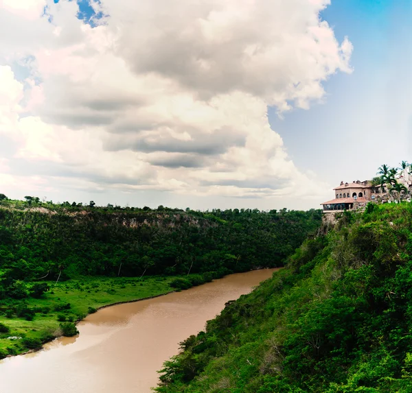 Gamla byn altos de chavon - koloniala staden rekonstruerade i Dominikanska republiken. Casa de campo, la romana, Dominikanska republiken. Ponderosa stil tropiska badort — Stockfoto