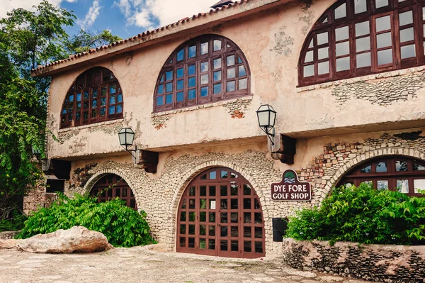 Gamla byn altos de chavon - koloniala staden rekonstruerade i Dominikanska republiken. Casa de campo, la romana, Dominikanska republiken. Ponderosa stil tropiska badort — Stockfoto