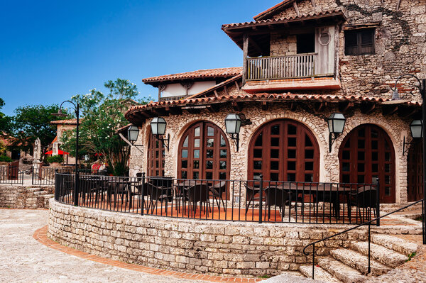 Древняя деревня Altos de Chavon - колониальный город, реконструированный в Доминиканской Республике. Casa de Campo, La Romana, Доминиканская Республика. Пандероса-стиль, тропический морской курорт
