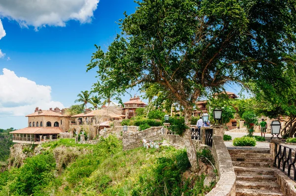 Rzeka tropikalny chavon w Republice Dominikańskiej. powołanie i podróży. starożytnej miejscowości altos de chavon - kolonialne miasto w casa de campo, la romana, Dominikana. — Zdjęcie stockowe