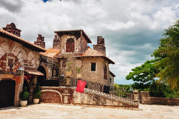 Starożytnej miejscowości Altos de Chavon - kolonialne miasto przebudowany w Republice Dominikańskiej. Casa de Campo, La Romana, Dominikana. Powołanie i podróży. tropikalny nadmorskiego kurortu — Zdjęcie stockowe