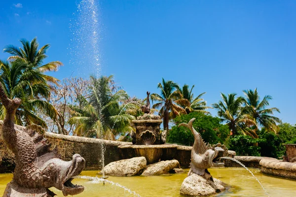 在古村落 Altos 德沙-殖民城镇重建在多米尼加共和国的喷泉。Casa de Campo，拉罗马纳，多米尼加共和国。美国黄松风格，热带海滨度假胜地 — 图库照片