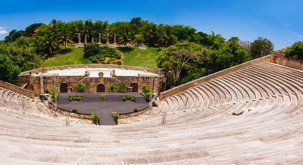 Amphitheater in ancient village Altos de Chavon - Colonial town reconstructed in Casa de Campo, La Romana, Dominican Republic. tropical seaside resort — Stock Photo, Image