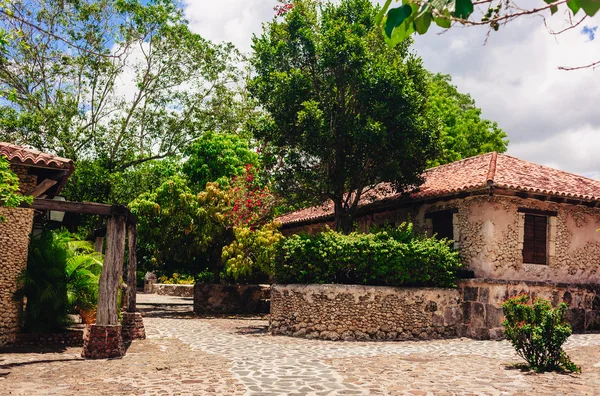 古村落 altos 德沙-殖民城镇重建在多米尼加共和国。casa de campo，拉罗马纳，多米尼加共和国。黄松风格，热带海滨胜地 — 图库照片