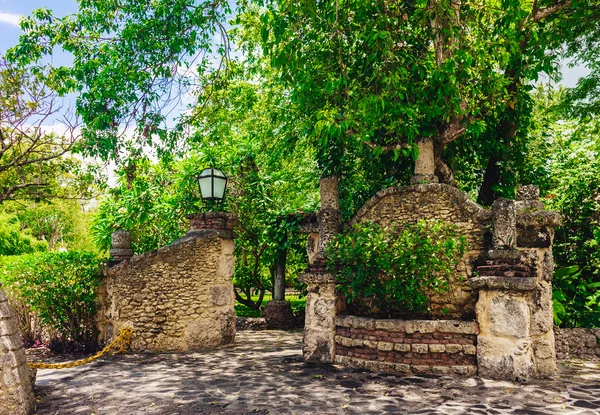 Oude dorp altos de chavon - koloniale stad gereconstrueerd in Dominicaanse Republiek. Casa de campo, la romana, Dominicaanse Republiek. Ponderosa-stijl, tropische badplaats — Stockfoto