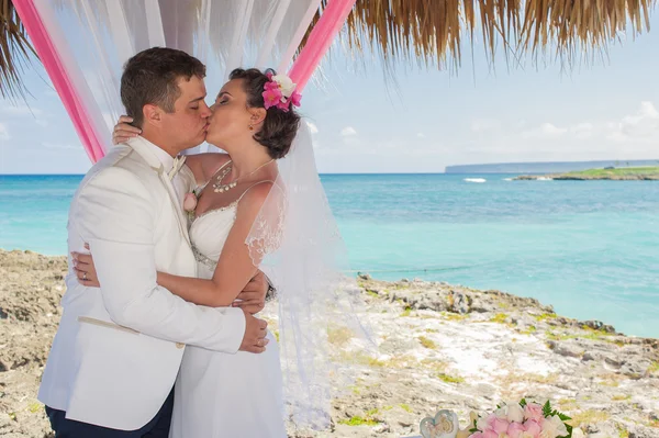 Paar huwelijk krijgen op het tropische Caribische strand. — Stockfoto