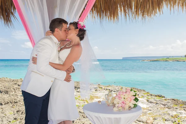 Paar huwelijk krijgen op het tropische Caribische strand. — Stockfoto