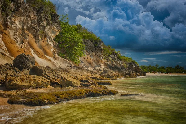 Vackra solnedgången på stranden. Dramatisk himmel. — Stockfoto