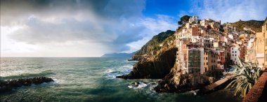 Sunset bulvarında bir Vernazza - La Spezia eyaletinin önemli, Liguria, Kuzeybatı İtalya İtalyan kasaba havadan görünümü denizde.