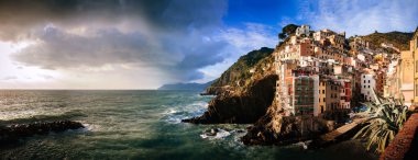 Sunset bulvarında bir Vernazza - La Spezia eyaletinin önemli, Liguria, Kuzeybatı İtalya İtalyan kasaba havadan görünümü denizde.