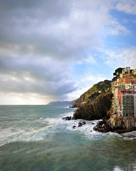Vernazza 'nın havadan görünüşü - La Spezia, Liguria, İtalya' nın kuzeybatısındaki küçük İtalyan kasabası. — Stok fotoğraf