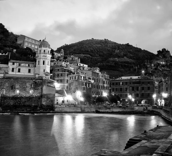 Vernazza 'nın havadan görünüşü - La Spezia, Liguria, İtalya' nın kuzeybatısındaki küçük İtalyan kasabası. — Stok fotoğraf