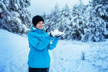 Kar kış Park ile oynayan kız