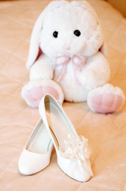 Düğün Gelin Ayakkabıları ve peluş oyuncak tavşan. Beyaz ayakkabı gelinin. Düğün Tema arka plan