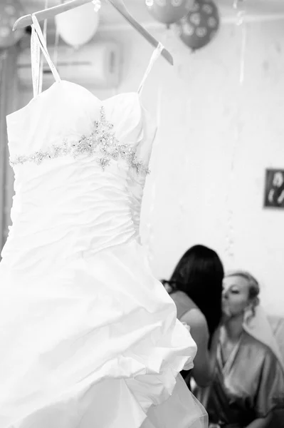 दुल्हन तैयार हो रही है। केश और उज्ज्वल मेकअप के साथ सफेद शादी की पोशाक में सुंदर दुल्हन। खुश सेक्सी लड़की दूल्हे के लिए इंतजार कर रही है। दुल्हन पोशाक में रोमांटिक महिला शादी के लिए अंतिम तैयारी है . — स्टॉक फ़ोटो, इमेज