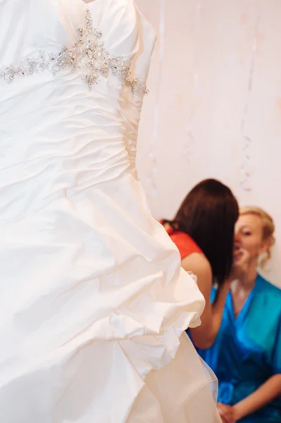 A noiva está a preparar-se. noiva bonita em vestido de noiva branco com penteado e maquiagem brilhante. Menina sexy feliz à espera de noivo. Senhora romântica em vestido de noiva tem preparação final para o casamento . — Fotografia de Stock