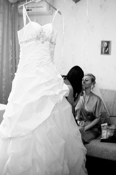 Oblubienica przygotowuje. pięknej narzeczonej w biały ślub sukienka z jasny makijaż i fryzurę. Happy sexy dziewczyna czeka na pana młodego. Romantyczne dama w sukni ślubnej mają końcowe przygotowania do ślubu. — Zdjęcie stockowe
