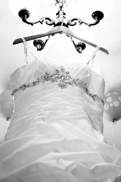 Свадебное платье висит на плече — стоковое фото