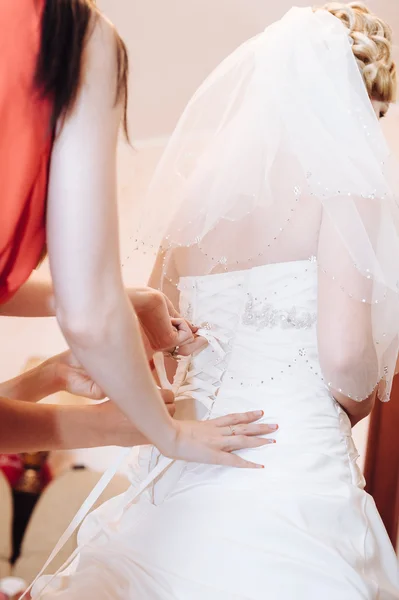 A noiva está a preparar-se. noiva bonita em vestido de noiva branco com penteado e maquiagem brilhante. Menina sexy feliz à espera de noivo. Senhora romântica em vestido de noiva tem preparação final para o casamento . — Fotografia de Stock