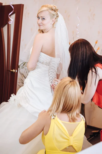 A noiva está a preparar-se. noiva bonita em vestido de noiva branco com penteado e maquiagem brilhante. Menina sexy feliz à espera de noivo. Senhora romântica em vestido de noiva tem preparação final para o casamento . — Fotografia de Stock