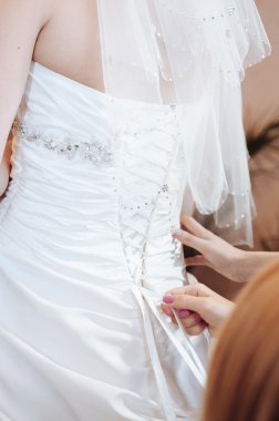 Gelin hazırlanıyor. güzel gelin beyaz düğün elbise parlak makyaj ve saç modeli ile. Damat için bekleyen mutlu seksi kız. Gelin elbiseli romantik Bayan var düğün için son hazırlık ve sunuş.