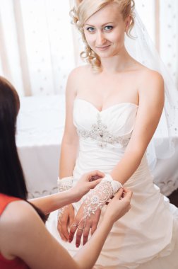 Gelin hazırlanıyor. güzel gelin beyaz düğün elbise parlak makyaj ve saç modeli ile. Damat için bekleyen mutlu seksi kız. Gelin elbiseli romantik Bayan var düğün için son hazırlık ve sunuş.