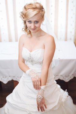 Gelin hazırlanıyor. güzel gelin beyaz düğün elbise parlak makyaj ve saç modeli ile. Damat için bekleyen mutlu seksi kız. Gelin elbiseli romantik Bayan var düğün için son hazırlık ve sunuş.