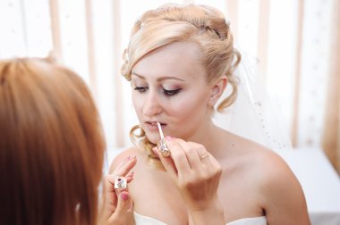 Gelin hazırlanıyor. güzel gelin beyaz düğün elbise parlak makyaj ve saç modeli ile. Damat için bekleyen mutlu seksi kız. Gelin elbiseli romantik Bayan var düğün için son hazırlık ve sunuş.