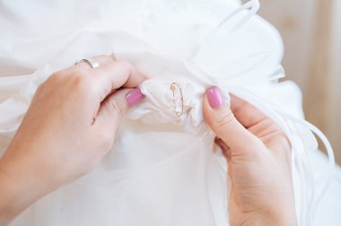 Gelin hazırlanıyor. güzel gelin beyaz düğün elbise parlak makyaj ve saç modeli ile. Damat için bekleyen mutlu seksi kız. Gelin elbiseli romantik Bayan var düğün için son hazırlık ve sunuş.