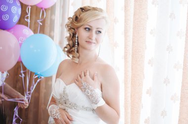 Gelin hazırlanıyor. güzel gelin beyaz düğün elbise parlak makyaj ve saç modeli ile. Damat için bekleyen mutlu seksi kız. Gelin elbiseli romantik Bayan var düğün için son hazırlık ve sunuş.