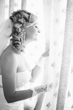 Gelin hazırlanıyor. güzel gelin beyaz düğün elbise parlak makyaj ve saç modeli ile. Damat için bekleyen mutlu seksi kız. Gelin elbiseli romantik Bayan var düğün için son hazırlık ve sunuş.