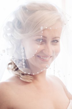 Gelin hazırlanıyor. güzel gelin beyaz düğün elbise parlak makyaj ve saç modeli ile. Damat için bekleyen mutlu seksi kız. Gelin elbiseli romantik Bayan var düğün için son hazırlık ve sunuş.