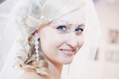 Gelin hazırlanıyor. güzel gelin beyaz düğün elbise parlak makyaj ve saç modeli ile. Damat için bekleyen mutlu seksi kız. Gelin elbiseli romantik Bayan var düğün için son hazırlık ve sunuş.